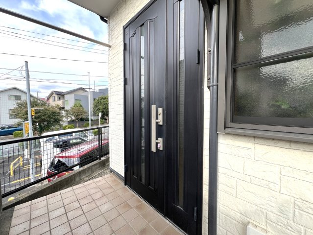 これはイイですね。全室南向きで明るく通風がとてもとても良い！！カースペースもゆとりがあります◎その上駅距離が徒歩４分ときたらもう...誰が見てもGOODな『旭区柏町』リフォーム戸建のその他