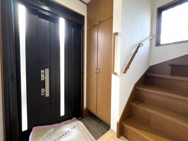 これはイイですね。全室南向きで明るく通風がとてもとても良い！！カースペースもゆとりがあります◎その上駅距離が徒歩４分ときたらもう...誰が見てもGOODな『旭区柏町』リフォーム戸建の玄関|きれいな玄関です