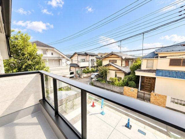 三鷹市井口5丁目　新築戸建　残3棟のバルコニー|2026.09.25撮影

現地ご見学希望・資料請求などお気軽にお問い合わせ下さい！
03-5990-5201