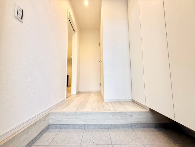 三鷹市井口5丁目　新築戸建　残3棟の玄関|2026.09.25撮影

現地ご見学希望・資料請求などお気軽にお問い合わせ下さい！
03-5990-5201