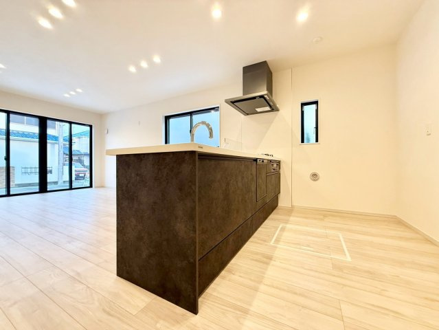 三鷹市井口5丁目　新築戸建　全4棟のキッチン|2026.09.25撮影

現地ご見学希望・資料請求などお気軽にお問い合わせ下さい！
03-5990-5201