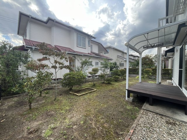 仙台市泉区館5丁目の庭|屋根付きウッドデッキで雨の日も安心。BBQやガーデニング、お子様の外遊びも楽しめる広々としたお庭