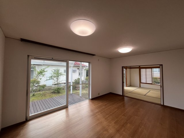 仙台市泉区館5丁目の居間・リビング|庭へと続く大開口の窓が開放感たっぷり。ウッドデッキを眺めながら、家族でゆったり寛げるLDKです。