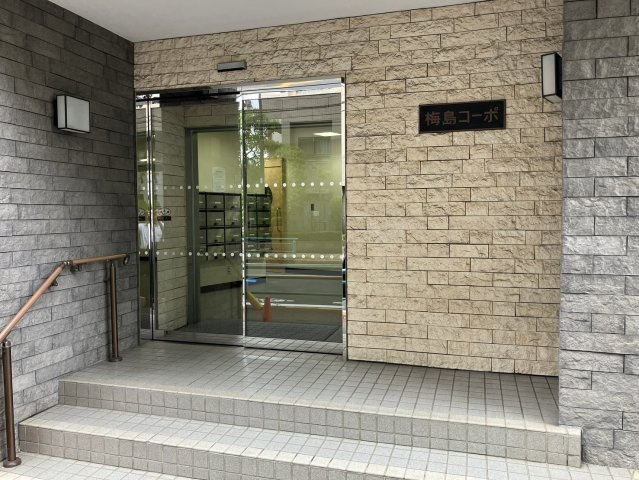 【外観】 | 梅島コーポ | とてもキレイなマンション入り口です。