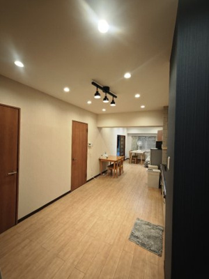 【居間・リビング】 | 梅島コーポ | スポットライトや電球が天井に埋まっている形のおしゃれな照明もあります。
