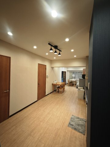 【居間・リビング】 | 梅島コーポ | スポットライトや電球が天井に埋まっている形のおしゃれな照明もあります。