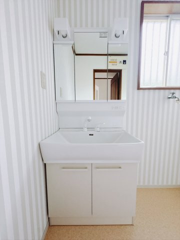 【中古戸建】前橋市茂木町の独立洗面台|洗面室｜ゆとりのある洗面脱衣室ではお子様と並んで歯磨きもできるので一緒に成長を楽しめます♪ひろびろとした洗面室で、朝の準備も楽しくなります☆.*