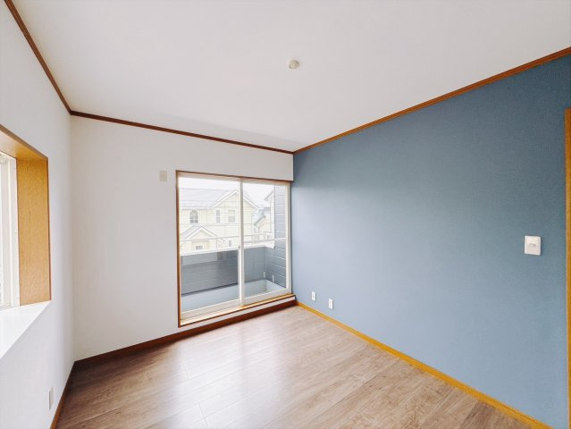 【中古戸建】前橋市茂木町の洋室|洋室｜バルコニーにも出られる2階の一室♪お勉強などに疲れたら気晴らしもできますね♪収納も大容量で、お部屋がいつでもスッキリ片付きます＊。