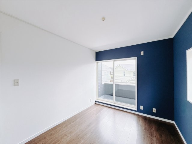 【中古戸建】前橋市茂木町の洋室|洋室｜2面採光で明るい1階の洋室。全部屋フローリングなので、お掃除がしやすいです♪大きな収納もあって嬉しい！