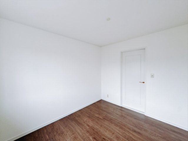 【中古戸建】前橋市茂木町の洋室|洋室｜お子様の一人部屋にピッタリな洋室。木のぬくもりを感じるフローリングは、天然木の味わいが時とともに深みを増していきます。また、傷にも強く、フリーワックスでお手入れもラクラクです♪