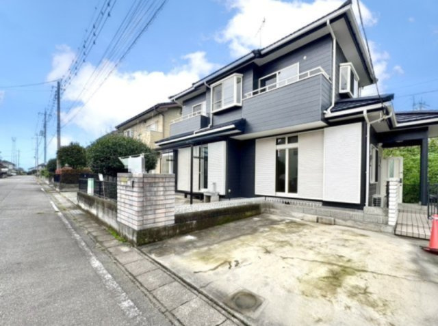 【中古戸建】前橋市茂木町の外観|外観｜広々とした駐車スペースで楽々駐車可能！お買い物後もスムーズにお荷物を運べます♪
