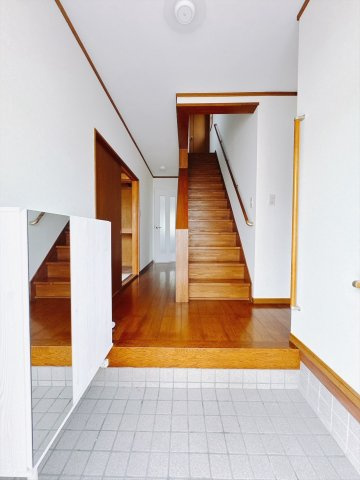 【中古戸建】前橋市茂木町の玄関|玄関｜毎日の「いってらっしゃい」や「お帰りなさい」を大切なご家族と過ごす玄関は〈使いやすさ〉を追求しております。玄関横の物入は急な来客時でもさっとお片付けできるスペースを確保しています。
