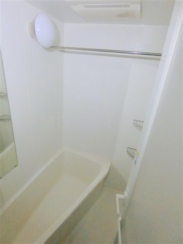 AXAS(アクサス千鳥町アジールコートSta.の浴室|窓と浴室乾燥機付きのバスルーム　足が伸ばせるバスタブです。