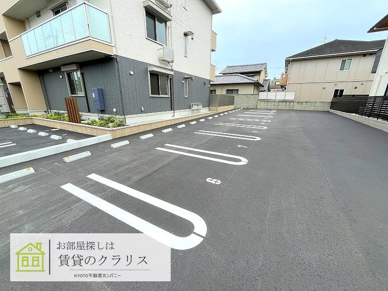 メゾンシュシュの駐車場