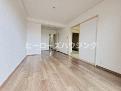 【居間・リビング】 | ゼフィールサカ | ※同タイプの写真となり、実際のお部屋とは異なる場合があります