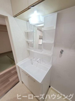 【洗面所】 | ゼフィールサカ | ※同タイプの写真となり、実際のお部屋とは異なる場合があります