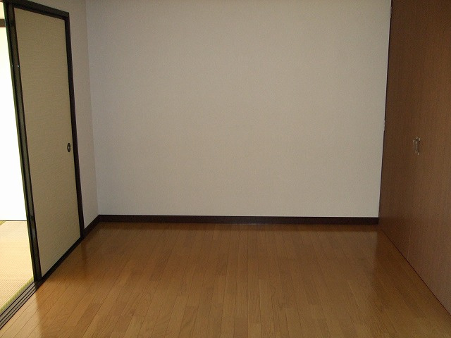 ハイツ城山の洋室