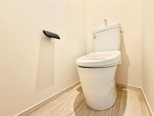 三鷹市井口5丁目　新築戸建　全4棟のトイレ|2026.09.25撮影

現地ご見学希望・資料請求などお気軽にお問い合わせ下さい！
03-5990-5201