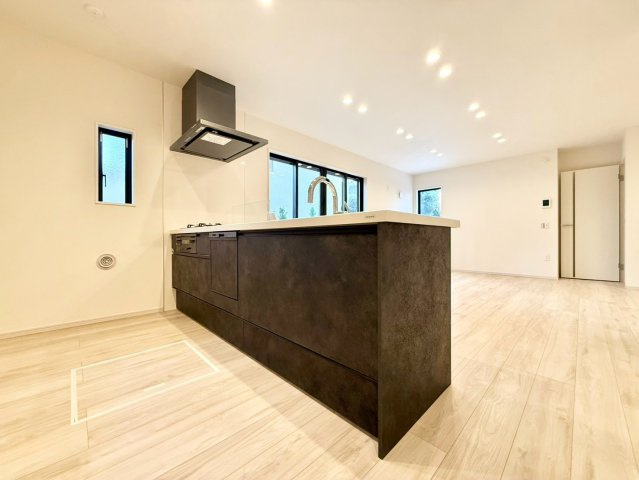 三鷹市井口5丁目　新築戸建　全4棟のキッチン|2026.09.25撮影

現地ご見学希望・資料請求などお気軽にお問い合わせ下さい！
03-5990-5201