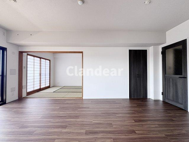 ライオンズヴィアーレ竹の塚の居間・リビング|ドキドキの新生活も、安心してスタート。ぴったりの住まいを見つけませんか？クランディアが一緒に住まい選びをサポートします‼　まずは、お気軽にお問合せください　＃クランディア