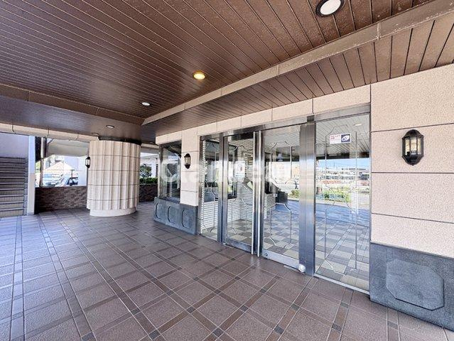 ライオンズヴィアーレ竹の塚のエントランス|ドキドキの新生活も、安心してスタート。ぴったりの住まいを見つけませんか？クランディアが一緒に住まい選びをサポートします‼　まずは、お気軽にお問合せください　＃クランディア