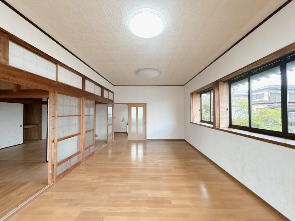 東海村大字須和間　中古戸建の居間・リビング|家族の集まるLDKは広々19帖！贅沢な空間を演出！