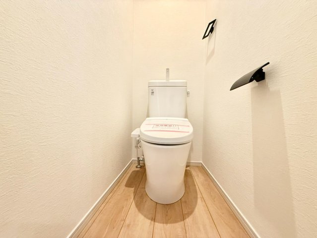 三鷹市井口5丁目　新築戸建　全4棟のトイレ|2026.09.25撮影

現地ご見学希望・資料請求などお気軽にお問い合わせ下さい！
03-5990-5201