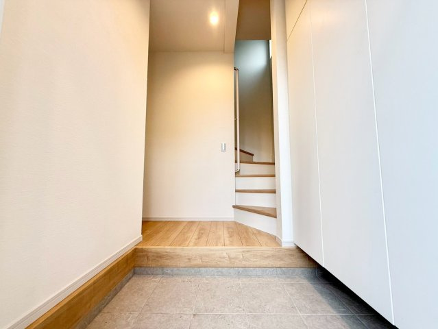三鷹市井口5丁目　新築戸建　全4棟の玄関|2026.09.25撮影

現地ご見学希望・資料請求などお気軽にお問い合わせ下さい！
03-5990-5201