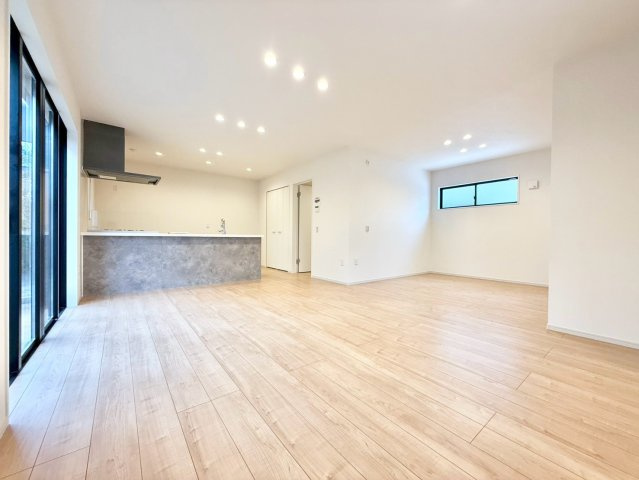 三鷹市井口5丁目　新築戸建　全4棟の居間・リビング|2026.09.25撮影

現地ご見学希望・資料請求などお気軽にお問い合わせ下さい！
03-5990-5201