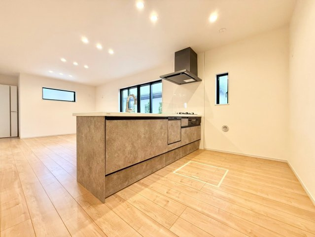三鷹市井口5丁目　新築戸建　全4棟のキッチン|2026.09.25撮影

現地ご見学希望・資料請求などお気軽にお問い合わせ下さい！
03-5990-5201