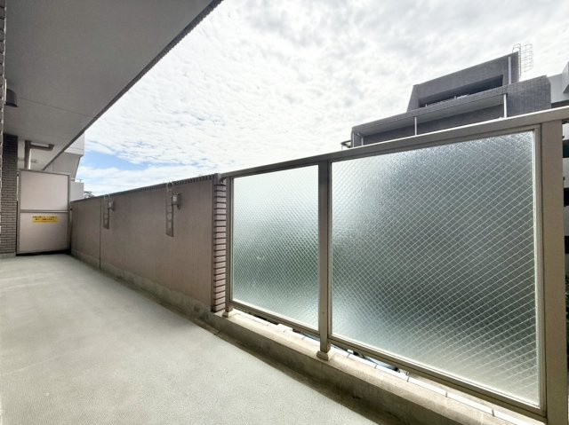アービング夙川公園のバルコニー|リビング・洋室の2部屋を行き来出来る南向きバルコニー。洗濯物も乾きやすく、室内も明るく冬も暖か♪