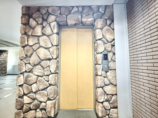 アービング夙川公園のその他共用部分|エレベーターを完備。荷物の多い日や小さなお子様連れ、ご高齢の方も快適に移動できます。