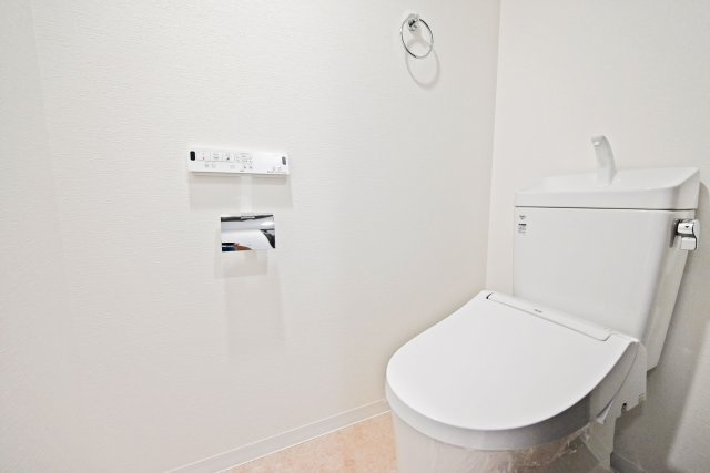 ピュア玉川のトイレ|新調済みのトイレでウォシュレット機能が付いており、清潔で心地よくご利用いただけます。