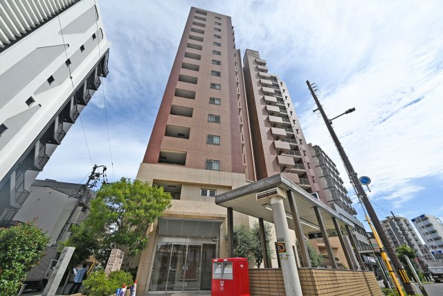 ピュア玉川の外観|2025年11月にリフォーム済みの住まいで、即引渡しにも対応可能です。大阪メトロ「玉川」駅徒歩1分の駅近立地が魅力。ペット飼育可（規約有）に加え、日々のお買い物に便利な施設も身近に揃っています。