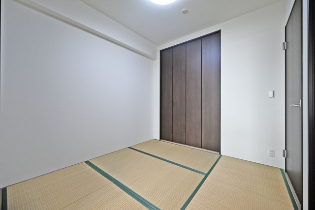 ピュア玉川の和室|和室約4.5帖
畳の香りとやわらかな感触に包まれ、ほっとできる空間です。お子様のお昼寝スペースや遊び場としても最適です。
