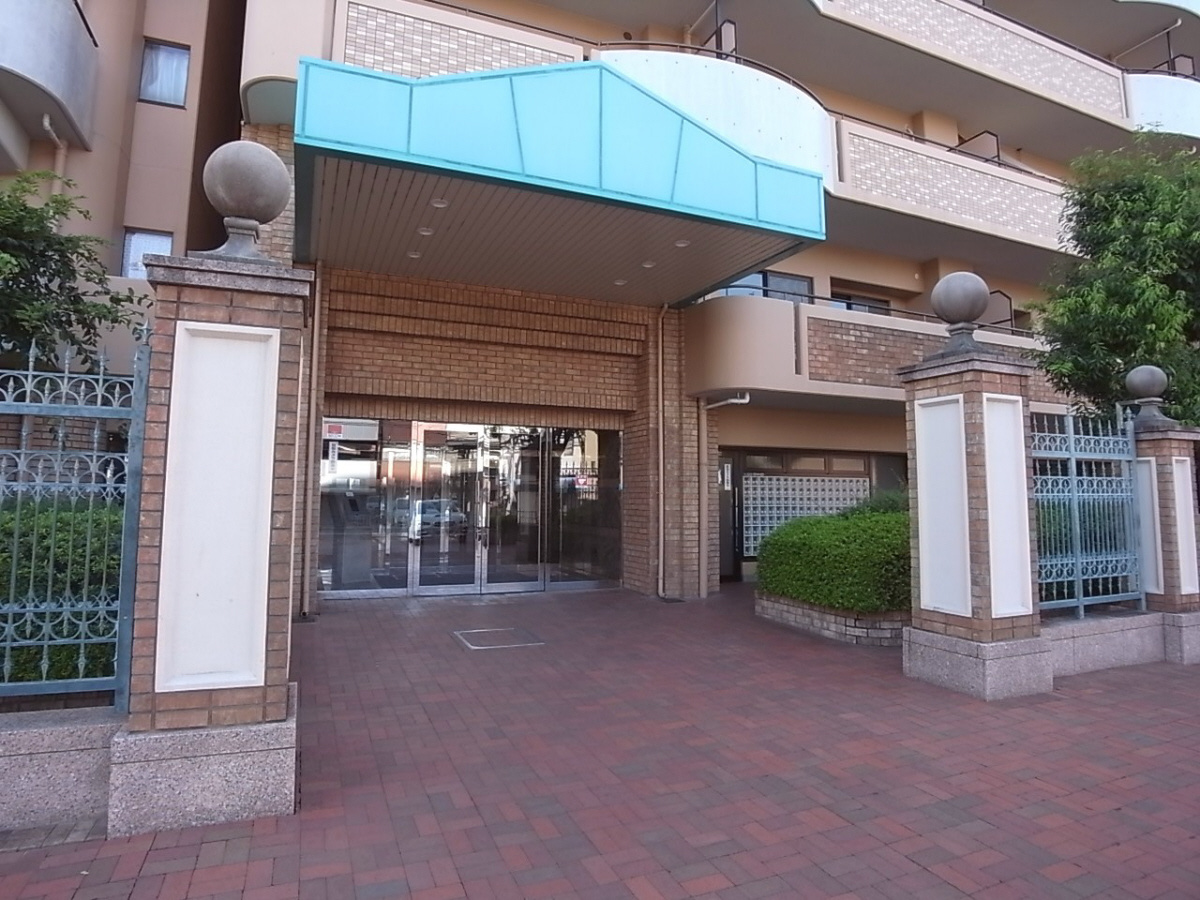 ロイヤルシャトー寝屋川オークビルのエントランス