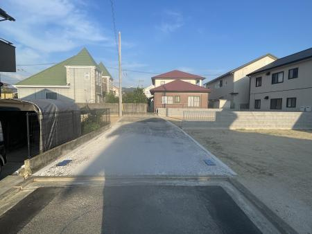 桑原1丁目新築戸建の前面道路含む現地写真|道路向かいの圧迫感も少ない開放的な接道状況で、敷地内へのアプローチもしやすい配置となっています。