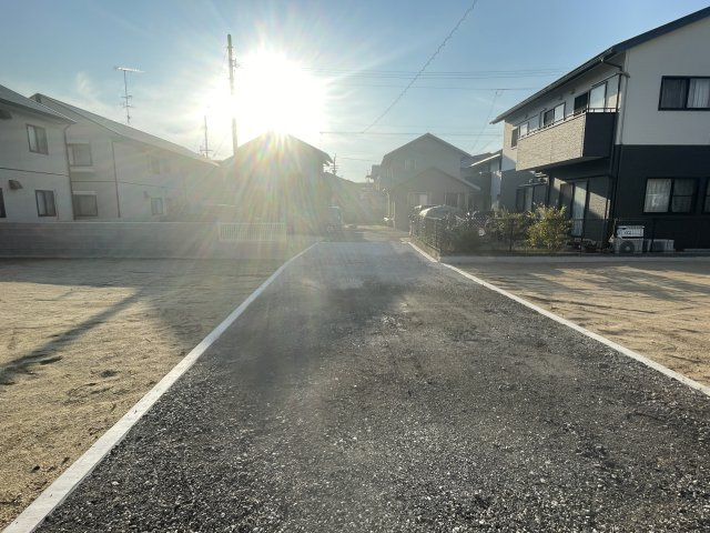 桑原1丁目新築戸建の前面道路含む現地写真|お散歩や自転車での移動もしやすい平坦な道路環境が整っており、近隣施設へのアクセスも良好な立地です。