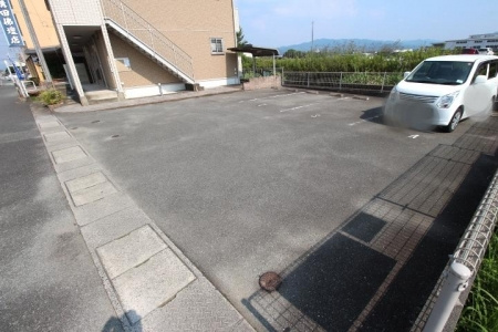 バリエンテ【キャッシュバック対象】の駐車場|カースペースがあります