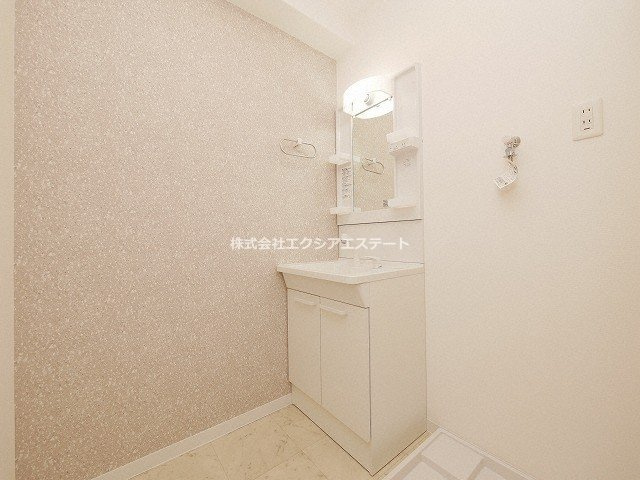 グランパシフィック難波南innovationの独立洗面台|広くて明るい寝室