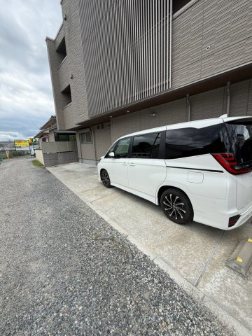シャーメゾントトローズの駐車場