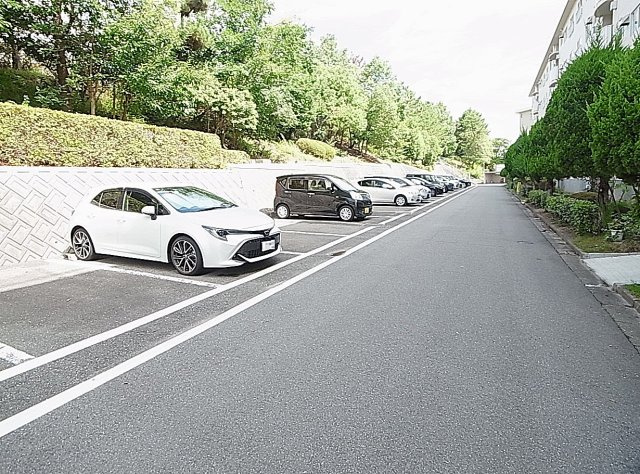 神陵台北住宅69号棟の駐車場|敷地内の平面駐車場、2台目も契約可能です