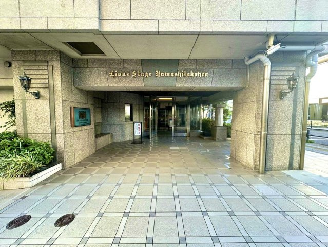 ライオンズステージ山下公園のエントランス|品格と落ち着きを感じる、洗練されたエントランス。