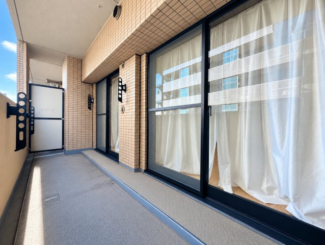 ライオンズステージ山下公園のバルコニー|風通しの良さが魅力で、快適な住環境を支えます。