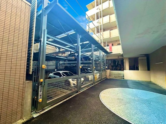 ライオンズステージ山下公園の駐車場|愛車を身近に管理できる敷地内駐車場を確保。