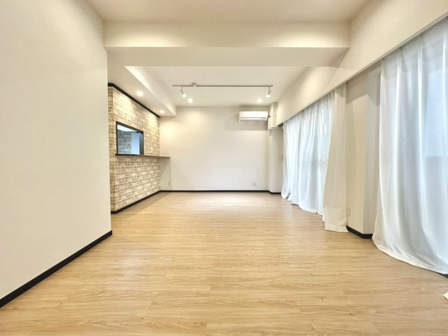ライオンズステージ山下公園の居間・リビング|家族が自然と集まる中心空間として、快適性とデザイン性を両立した魅力的なリビングです。