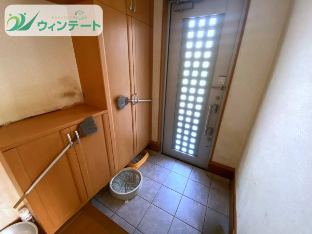 龍ケ崎市直鮒　中古戸建の玄関|木の温かみがあるゆとりのある玄関スペースです♪