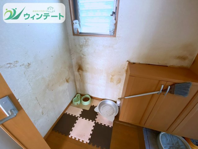 龍ケ崎市直鮒　中古戸建の玄関|玄関はクロスをお好みのものに変えることで、より自分らしい空間に仕上げるのもおすすめです。