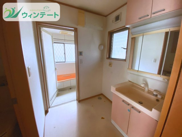 龍ケ崎市直鮒　中古戸建の独立洗面台|身支度や毎日の家事にも使いやすい、ゆとりのある洗面スペースです。