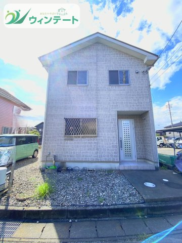 龍ケ崎市直鮒　中古戸建の外観|住まいの顔となる玄関。すっきりとしたスペースで、毎日の出入りも快適です◎